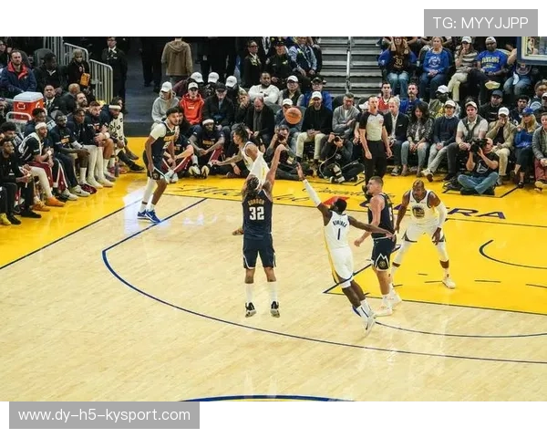 NBA勇士切入分球打开空间的进攻艺术