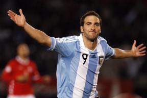 开云体育全站-查尔莫斯：老将状态依旧火热，查尔莫斯集锦